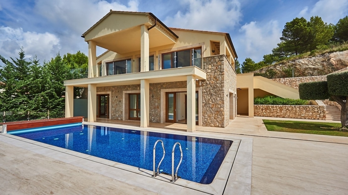 V-2078 Imposante Villa mit Ferienvermietungslizenz und Blick über das Tal sowie den Golfplatz von Canyamel