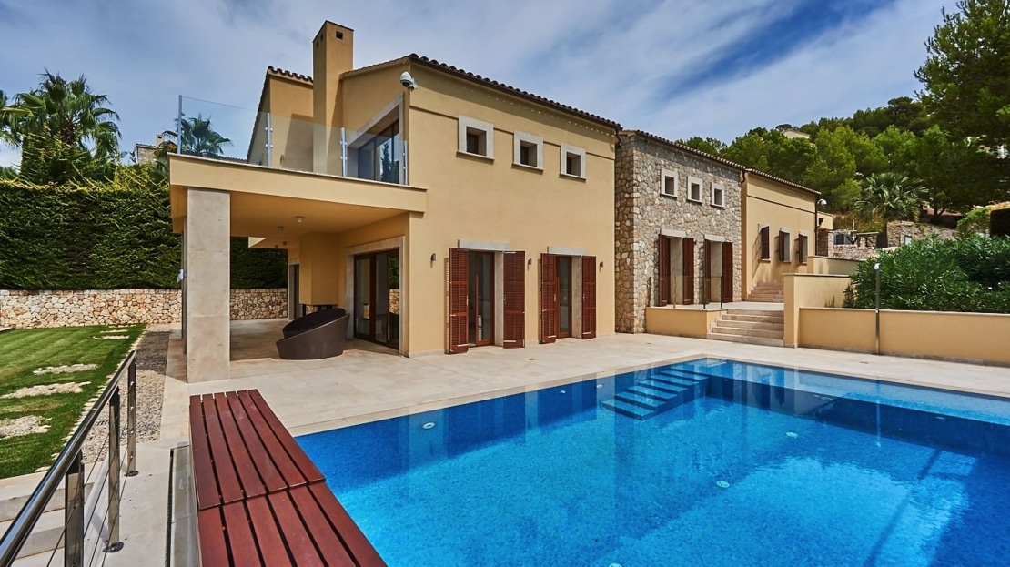 V-2080 Moderne Villa in Südlage mit Ferienvermietungslizenz, direkt neben dem Golfclub Canyamel