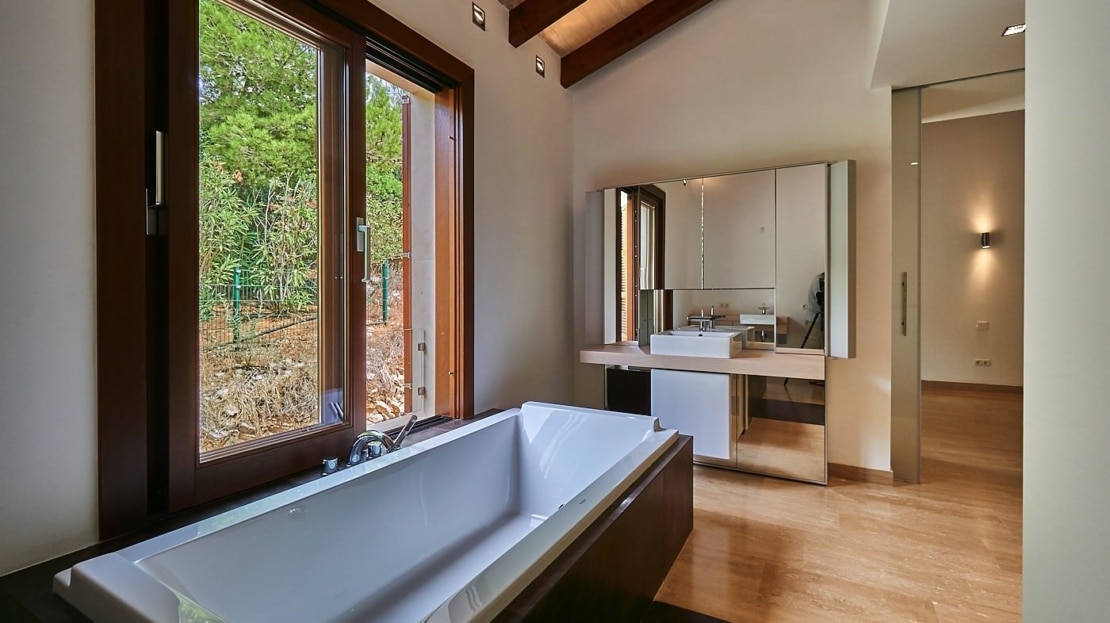 V-2080 Moderne Villa in Südlage mit Ferienvermietungslizenz, direkt neben dem Golfclub Canyamel