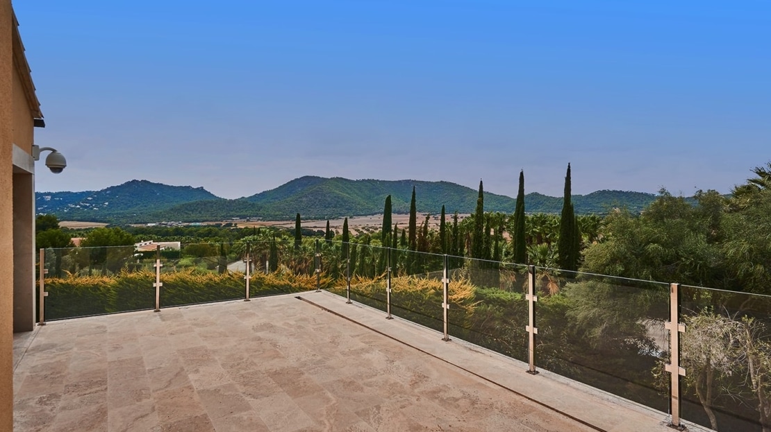 V-2080 Moderne Villa in Südlage mit Ferienvermietungslizenz, direkt neben dem Golfclub Canyamel