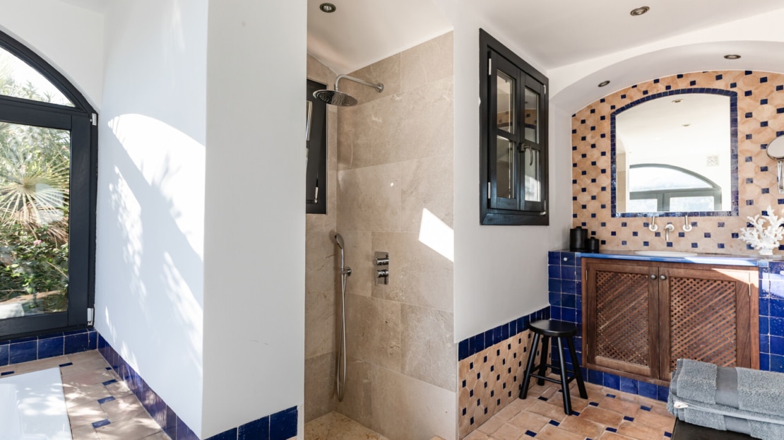 V-4411-96 Villa mit viel Potenzial, Pool, fantastischem Meer- und Hafenblick im Süden von Andratx 1