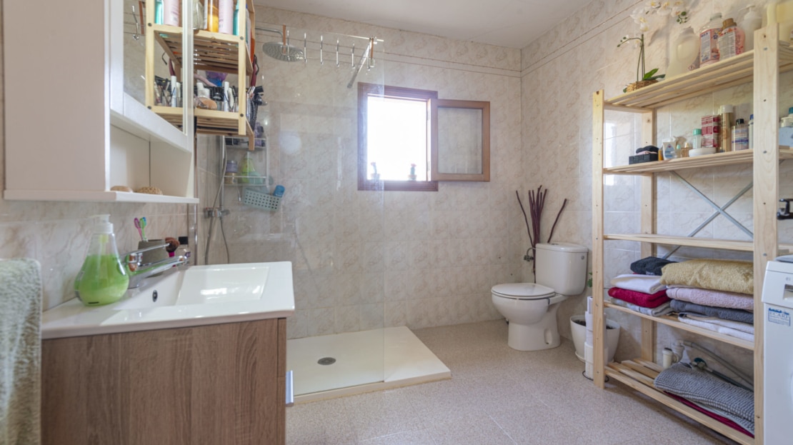 4856 Partly renovated country house in Ses Salines, with absolute privacy, dista