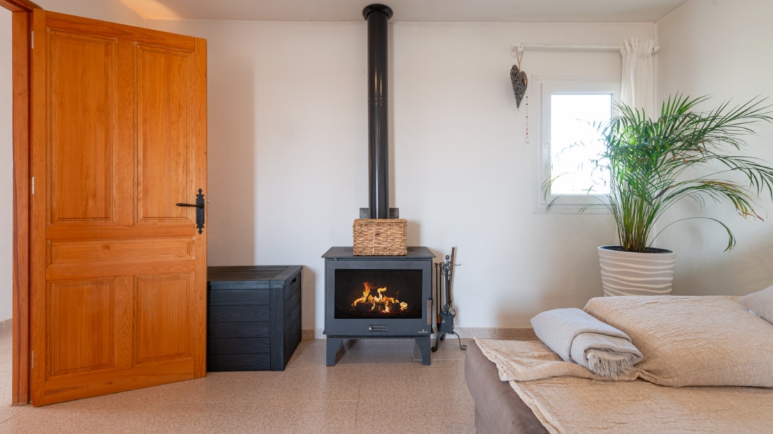 4856 Partly renovated country house in Ses Salines, with absolute privacy, dista