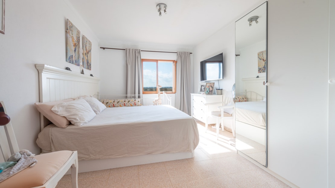 4856 Partly renovated country house in Ses Salines, with absolute privacy, dista