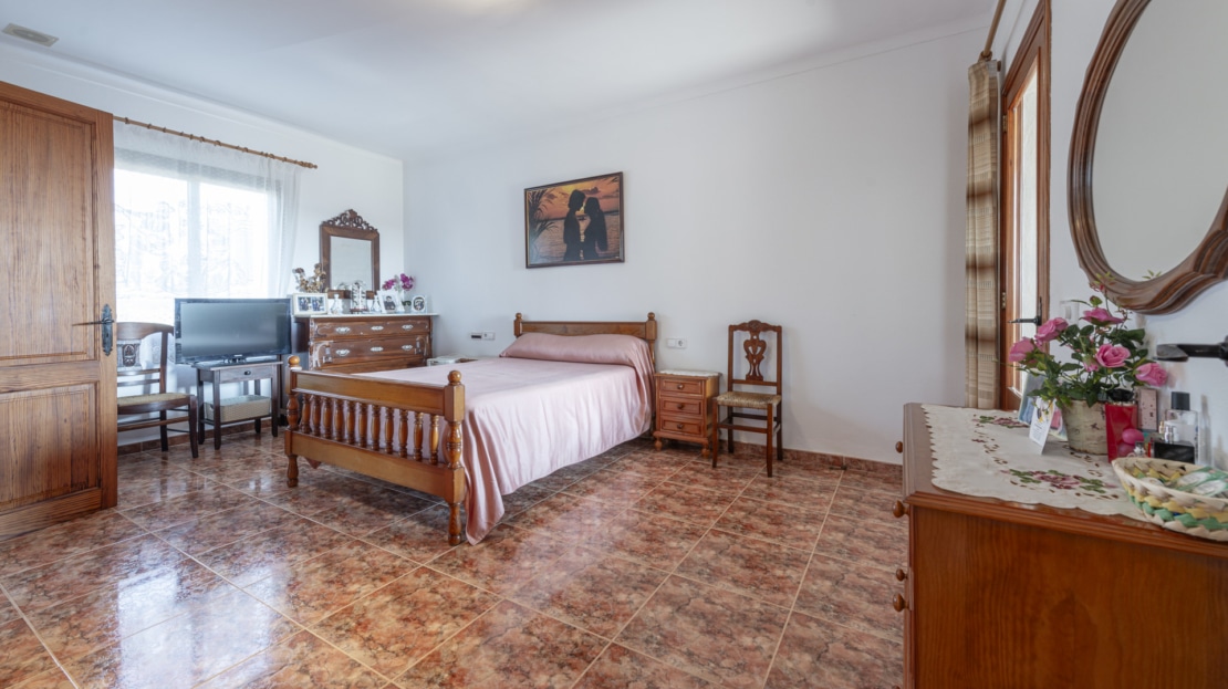 4856 Partly renovated country house in Ses Salines, with absolute privacy, dista