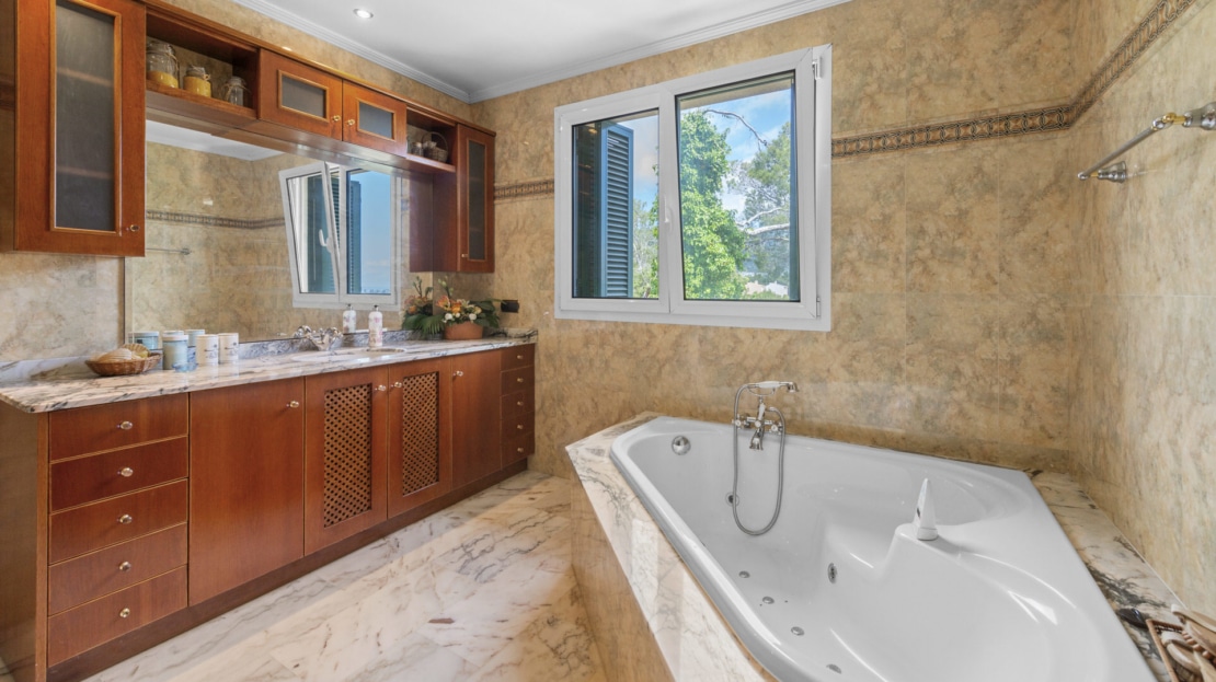 5037 Imposante, mediterrane Villa in Cas Catala, in ruhiger Lage mit großem Pool und Teil-Meerblick 17