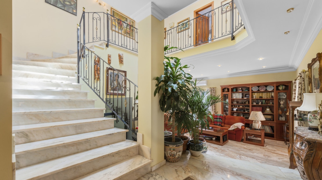 5037 Imposante, mediterrane Villa in Cas Catala, in ruhiger Lage mit großem Pool und Teil-Meerblick 9