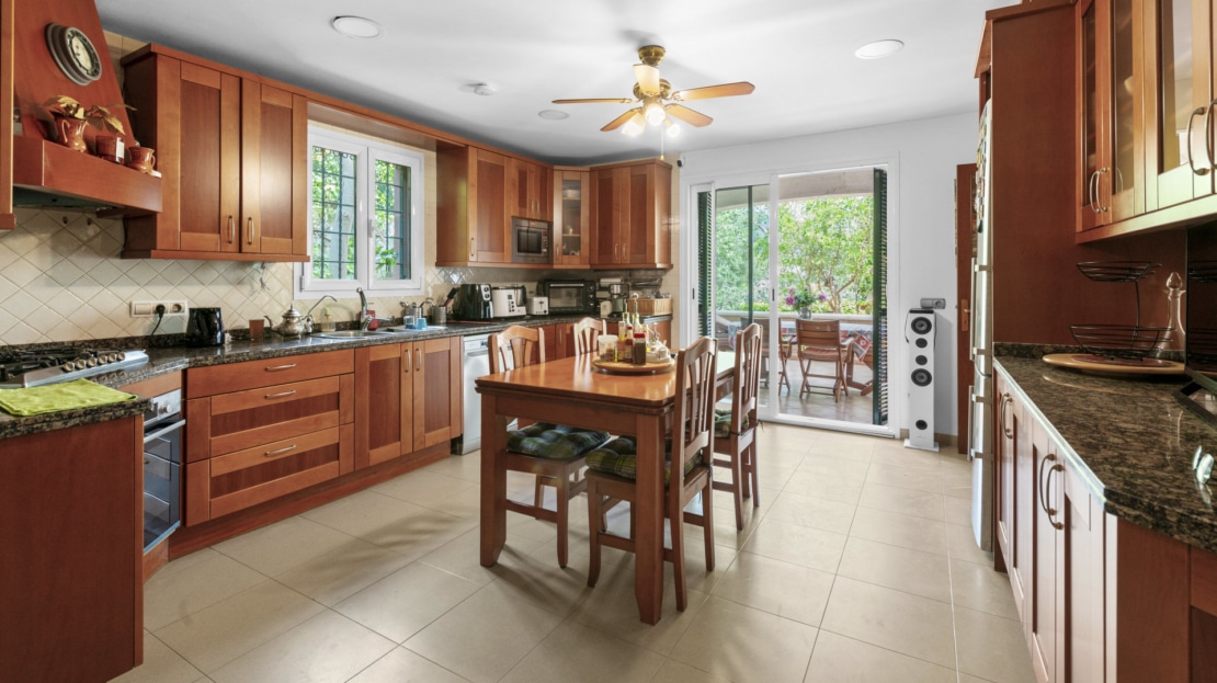 5037 Imposante, mediterrane Villa in Cas Catala, in ruhiger Lage mit großem Pool und Teil-Meerblick 23