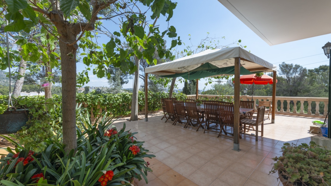 5037 Imposante, mediterrane Villa in Cas Catala, in ruhiger Lage mit großem Pool und Teil-Meerblick 5