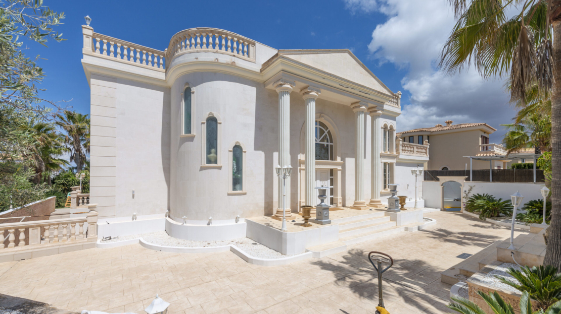 5059 Außergewöhnliche Villa in Badia Blava mit großer Pool Terrasse und eleganter Ausstattung 12