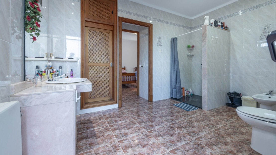 4856 Partly renovated country house in Ses Salines, with absolute privacy, dista