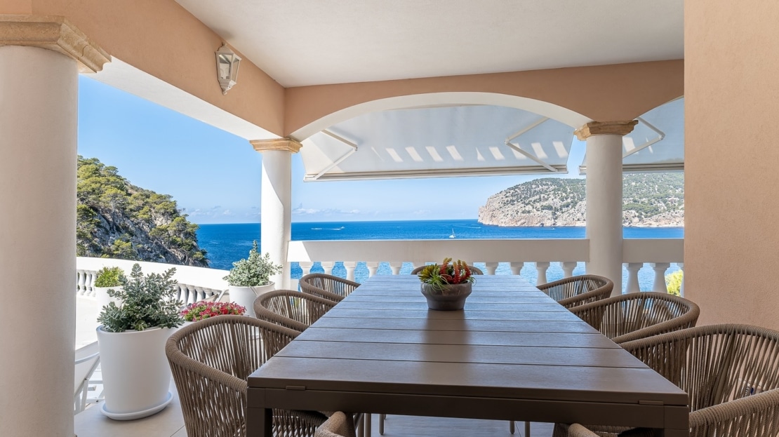 V-4761 Beeindruckende, mediterrane Villa in Camp de Mar mit traumhaftem Meerblick