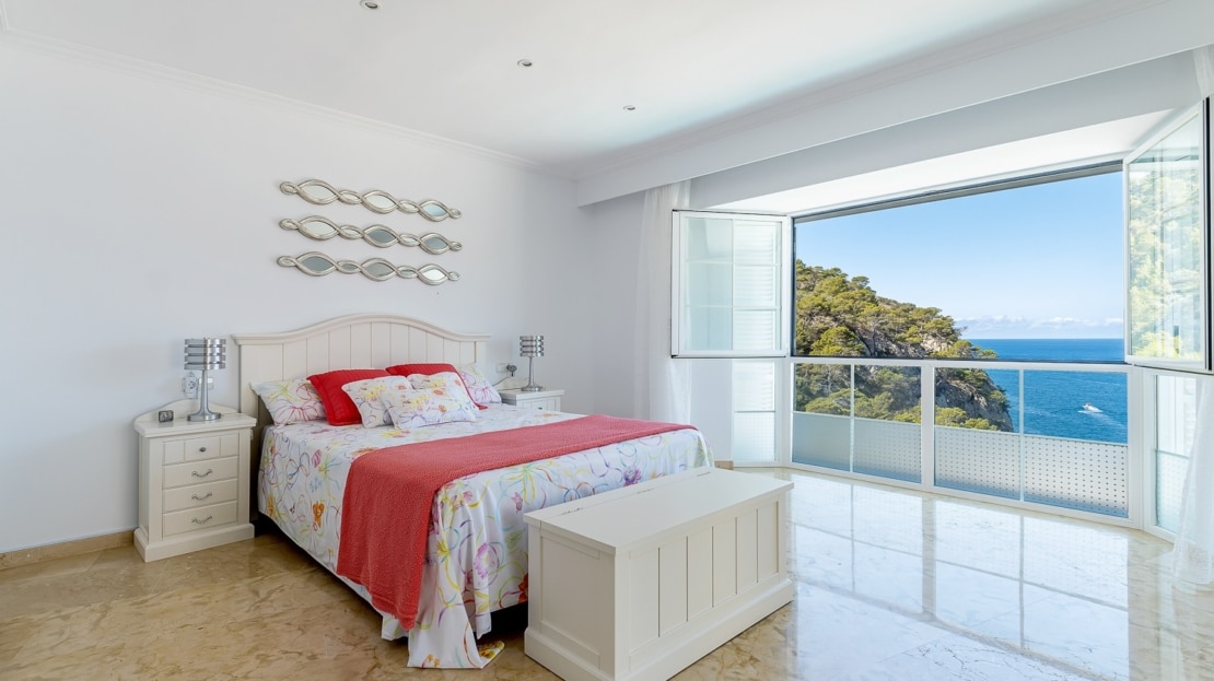 V-4761 Beeindruckende, mediterrane Villa in Camp de Mar mit traumhaftem Meerblick