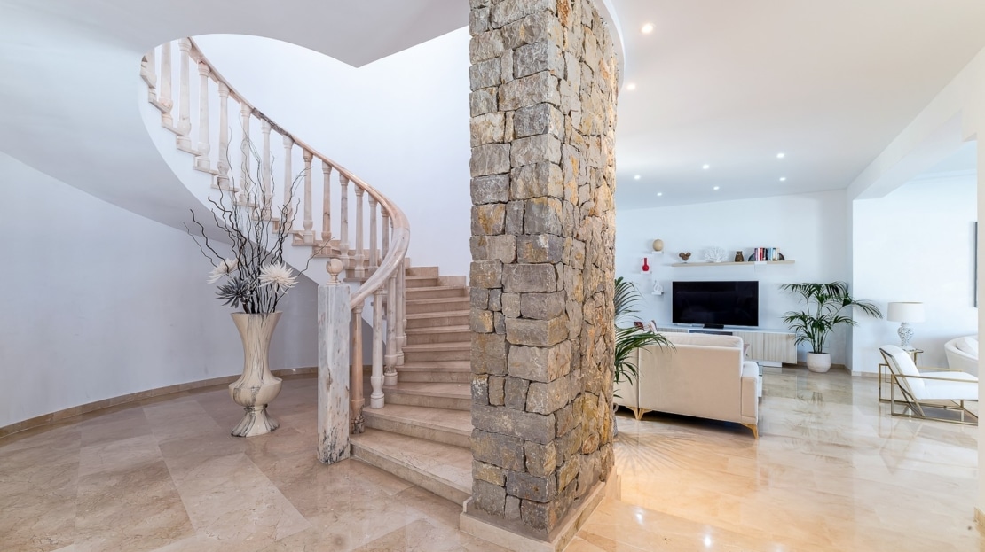 V-4761 Beeindruckende, mediterrane Villa in Camp de Mar mit traumhaftem Meerblick