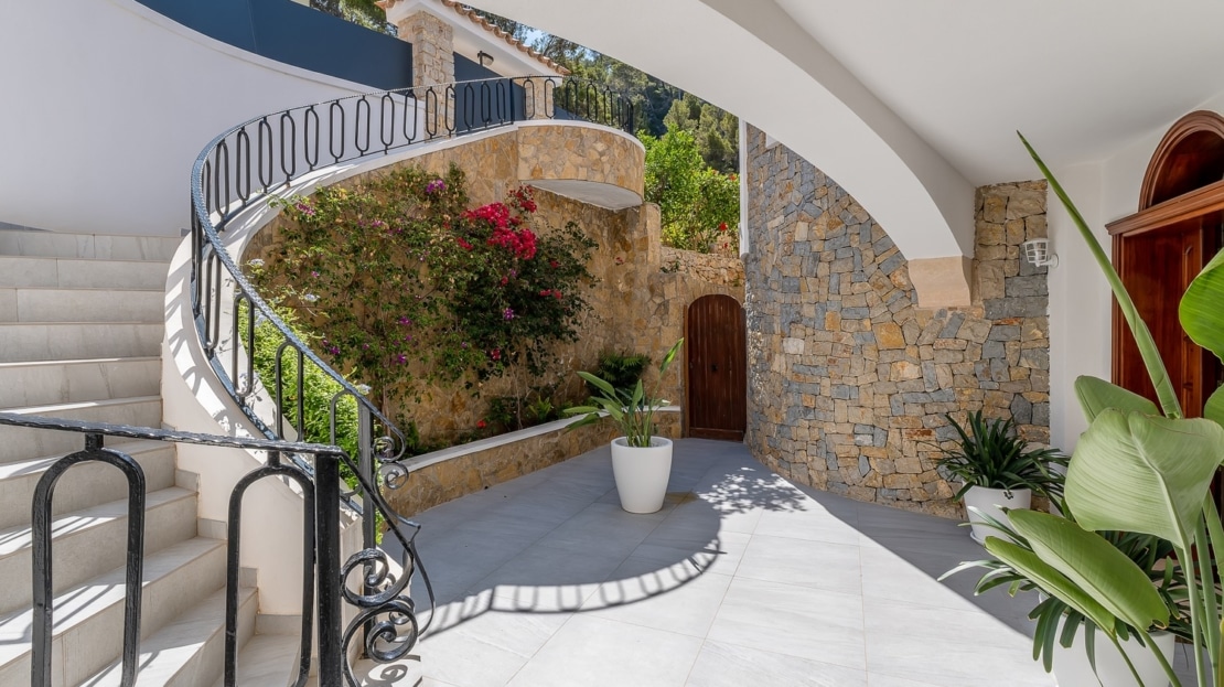 V-4761 Beeindruckende, mediterrane Villa in Camp de Mar mit traumhaftem Meerblick