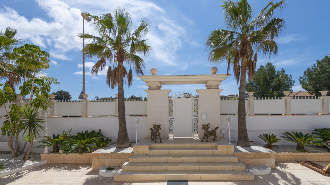 5059 Außergewöhnliche Villa in Badia Blava mit großer Pool Terrasse und eleganter Ausstattung 11