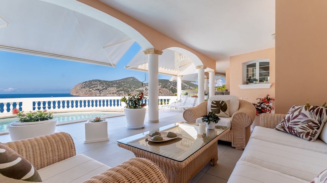V-4761 Beeindruckende, mediterrane Villa in Camp de Mar mit traumhaftem Meerblick