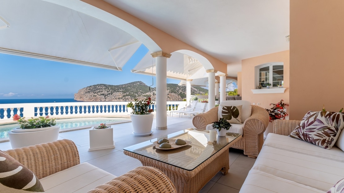 V-4761 Beeindruckende, mediterrane Villa in Camp de Mar mit traumhaftem Meerblick