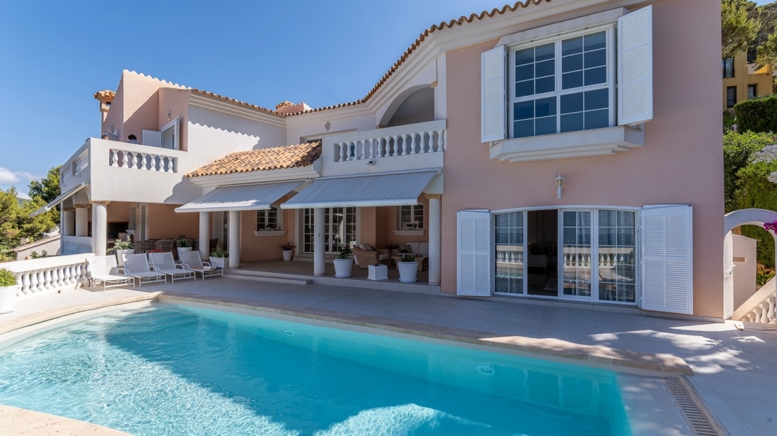 V-4761 Beeindruckende, mediterrane Villa in Camp de Mar mit traumhaftem Meerblick