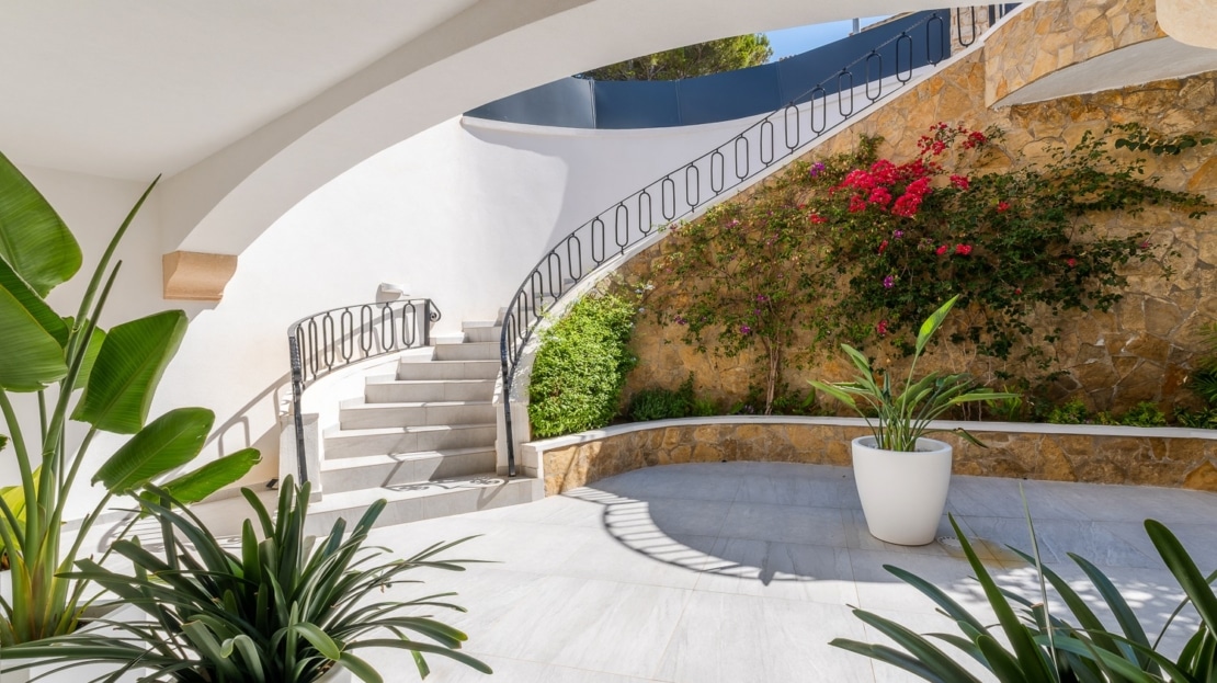 V-4761 Beeindruckende, mediterrane Villa in Camp de Mar mit traumhaftem Meerblick