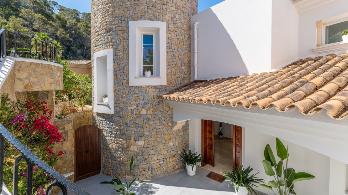 V-4761 Beeindruckende, mediterrane Villa in Camp de Mar mit traumhaftem Meerblick