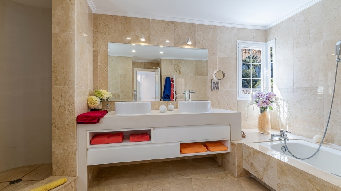 V-4761 Beeindruckende, mediterrane Villa in Camp de Mar mit traumhaftem Meerblick