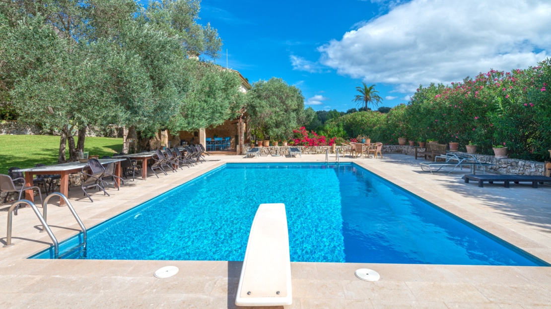 F-2301 Finca mit drei Gästehäusern mit großer Pool-Landschaft und Ferienvermietungslizenz in Cala San Vicente