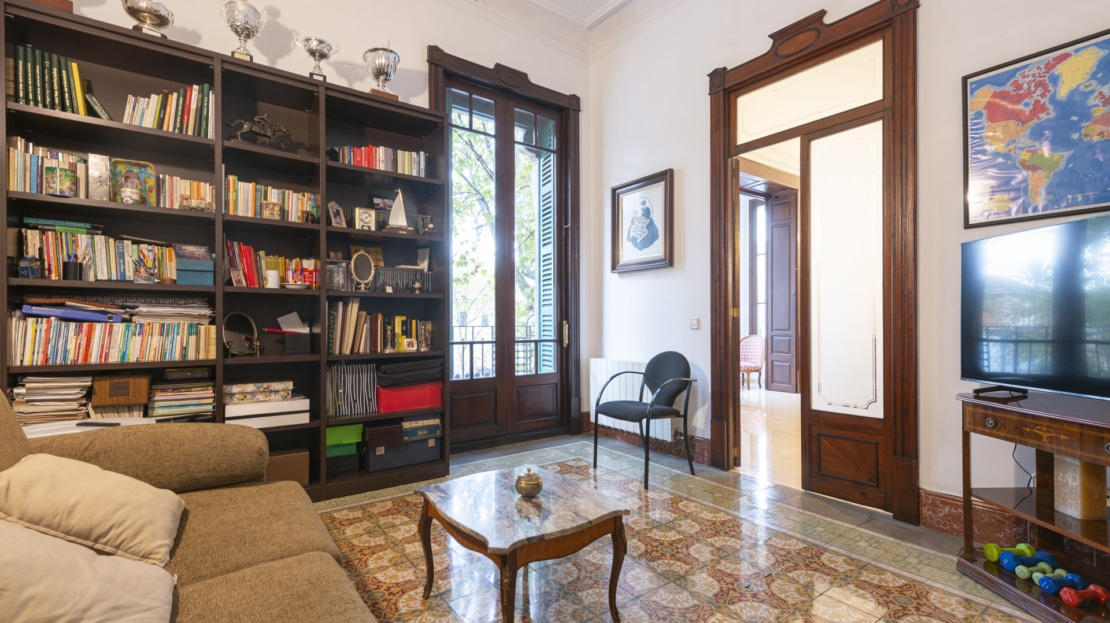 A-4042 INVESTITION! Beletage in Palma mit großem Wintergarten & viel Potenzial