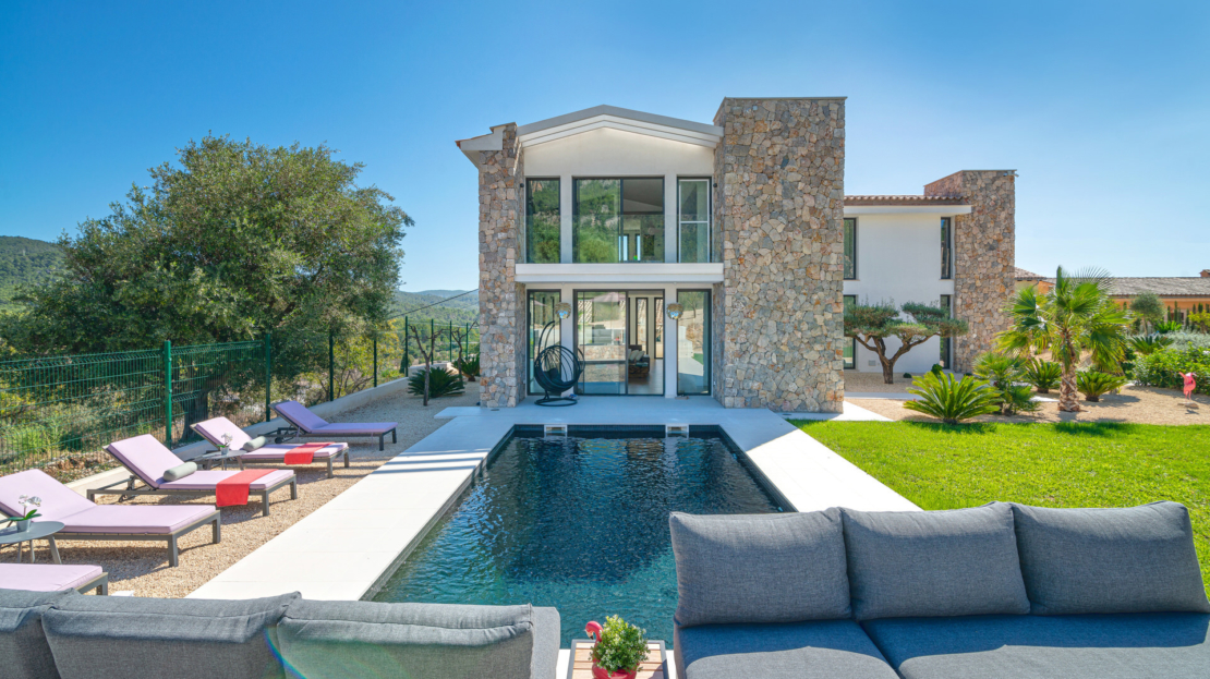 V-4335 Luxuriöse Designervilla mit atemberaubendem Panoramablick auf die Sierra 