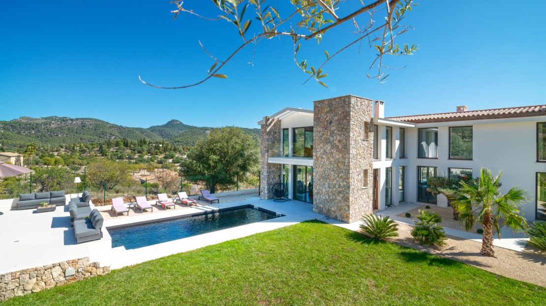 V-4335 Luxuriöse Designervilla mit atemberaubendem Panoramablick auf die Sierra de Tramuntana in Es Capdellà