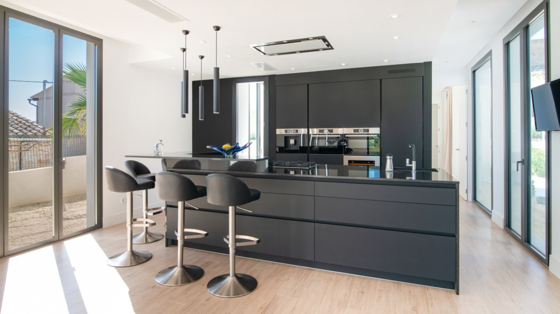 V-4335 Luxuriöse Designervilla mit atemberaubendem Panoramablick auf die Sierra