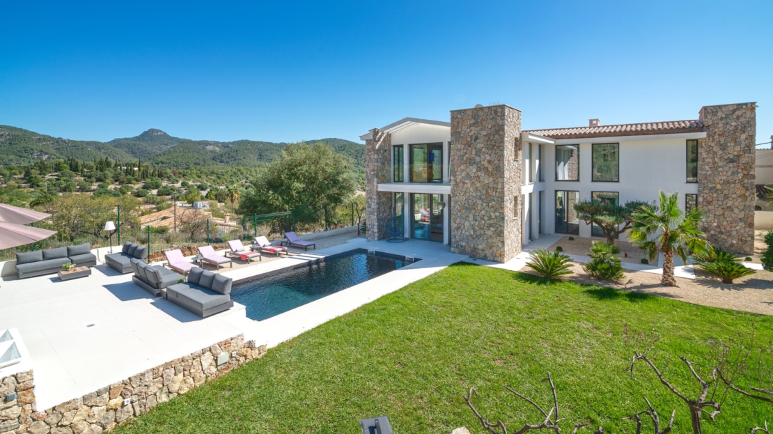 V-4335 Luxuriöse Designervilla mit atemberaubendem Panoramablick auf die Sierra de Tramuntana in Es Capdellà