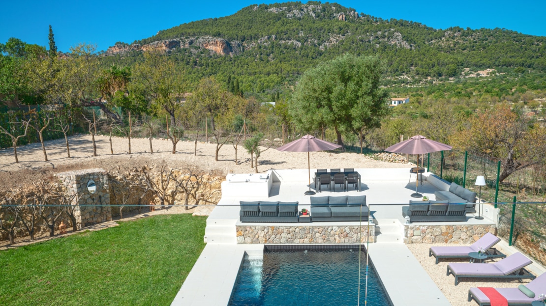 V-4335 Luxuriöse Designervilla mit atemberaubendem Panoramablick auf die Sierra de Tramuntana in Es Capdellà
