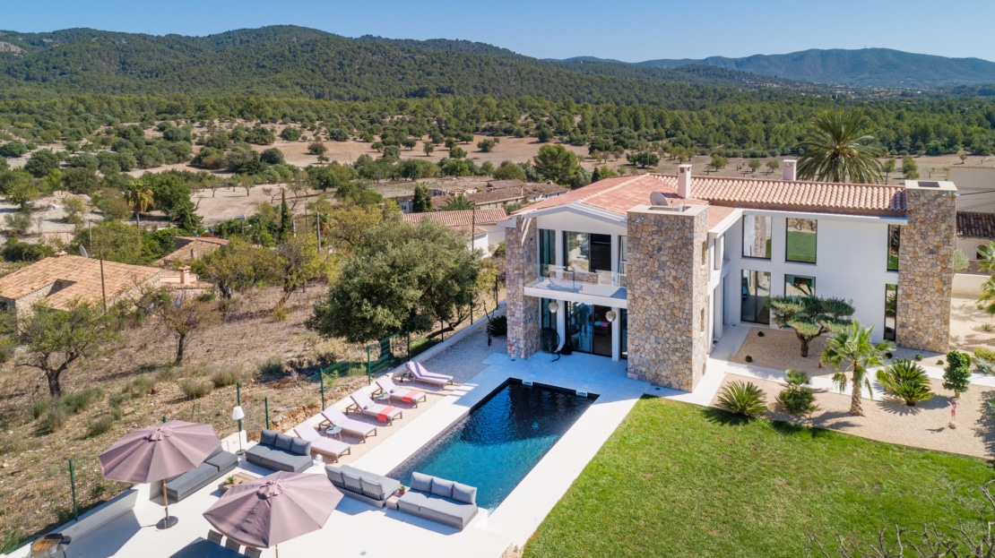 V-4335 Luxuriöse Designervilla mit atemberaubendem Panoramablick auf die Sierra de Tramuntana in Es Capdellà