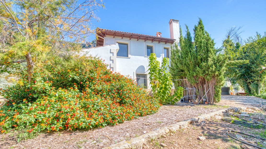 4938 Country house on large plot near Esporles with pool and stunning mountain v