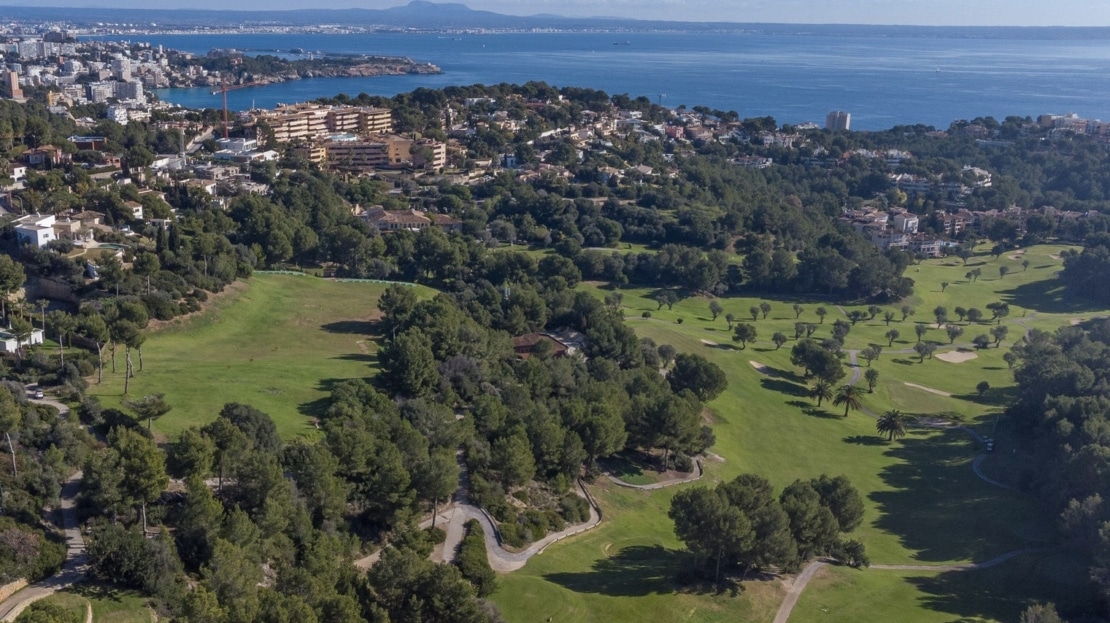4945 Bestehende Villa in Bendinat mit Projekt auf einem großen Grundstück mit Meerblick 8