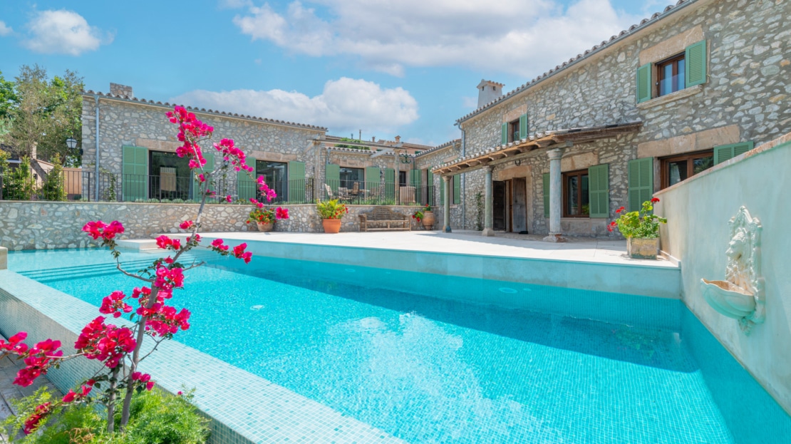 V-4676 ERSTBEZUG!!! Einzigartige moderne Villa im Finca Stil mit Pool und viel Privatsphäre in Es Capdella