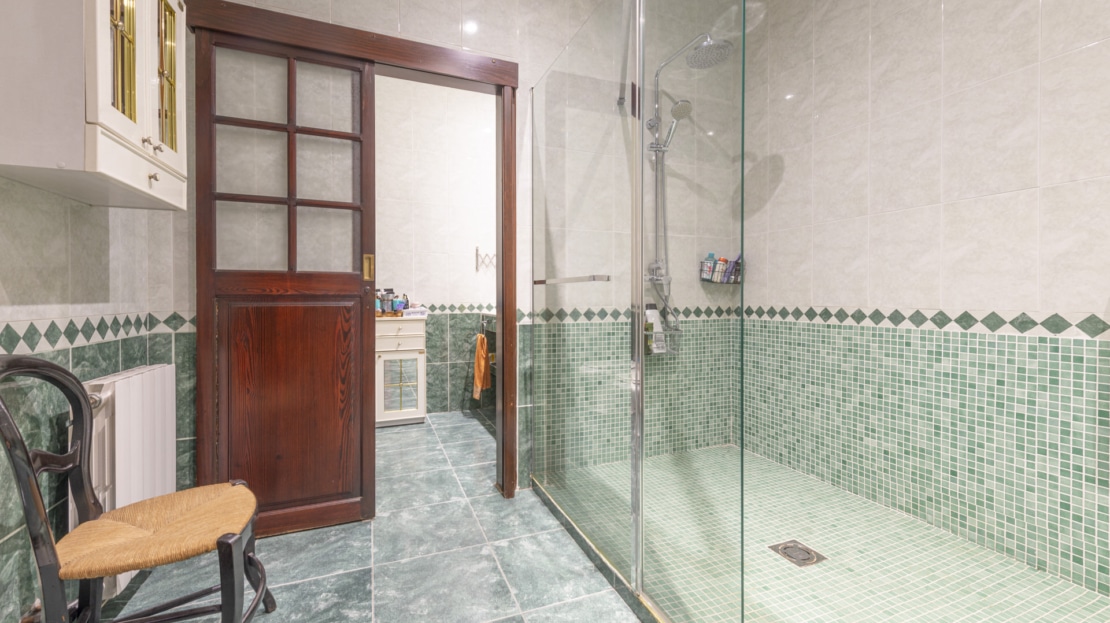 A-4042 INVESTITION! Beletage in Palma mit großem Wintergarten & viel Potenzial