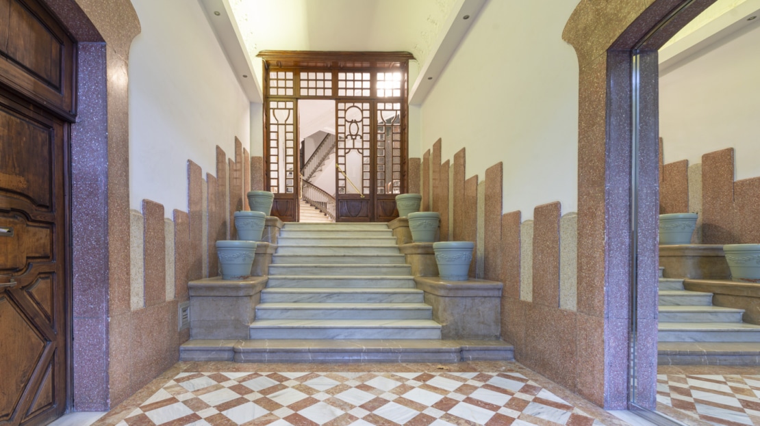 A-4042 INVESTITION! Beletage in Palma mit großem Wintergarten & viel Potenzial