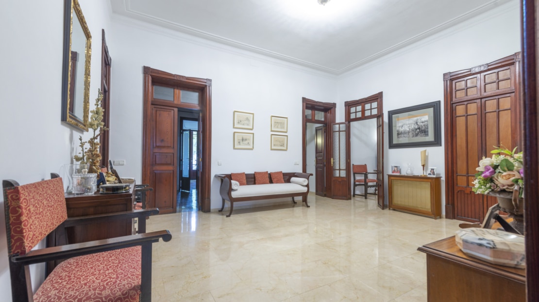 A-4042 INVESTITION! Beletage in Palma mit großem Wintergarten & viel Potenzial