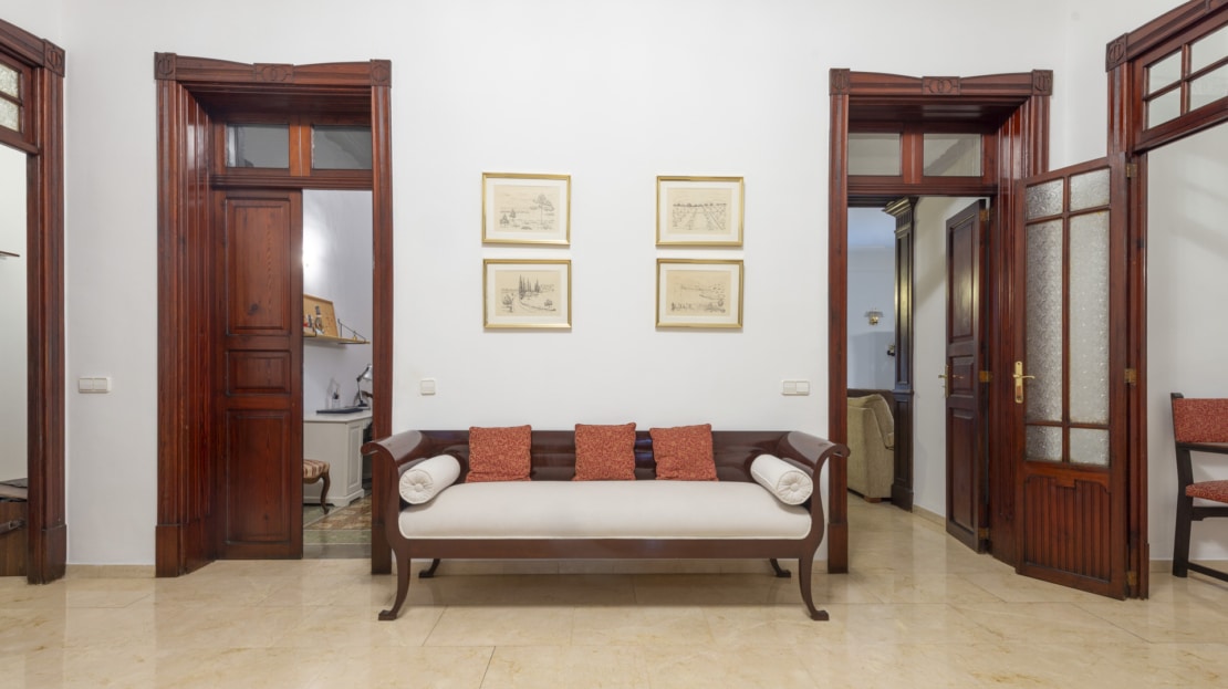 A-4042 INVESTITION! Beletage in Palma mit großem Wintergarten & viel Potenzial