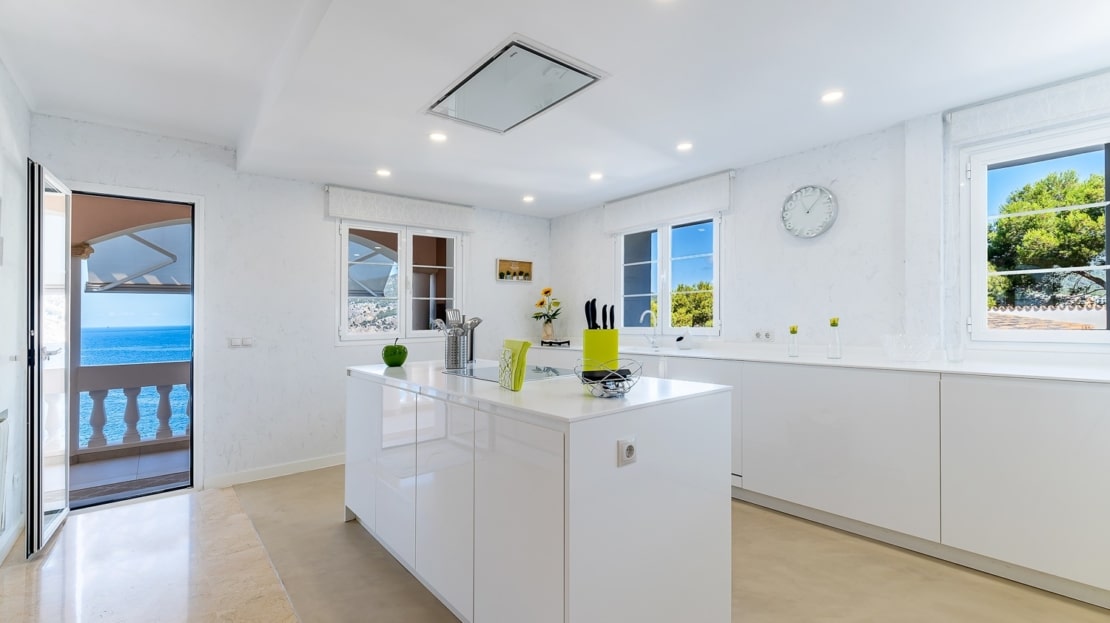 V-4761 Beeindruckende, mediterrane Villa in Camp de Mar mit traumhaftem Meerblick