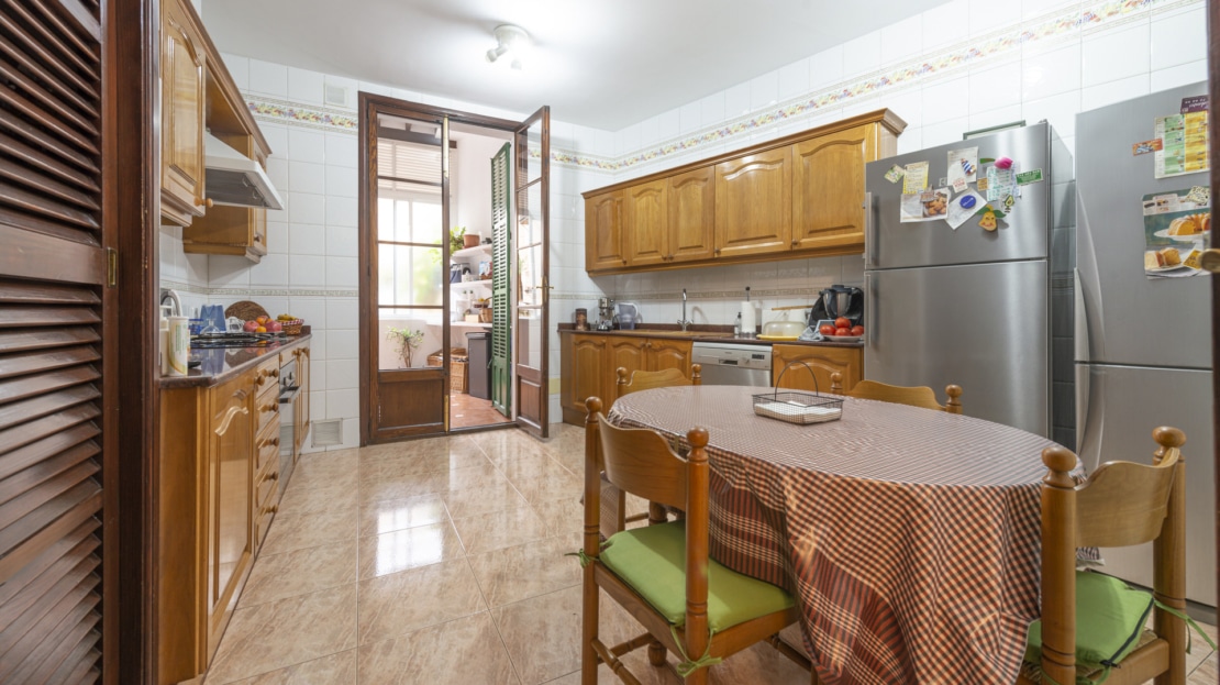 A-4042 INVESTITION! Beletage in Palma mit großem Wintergarten & viel Potenzial