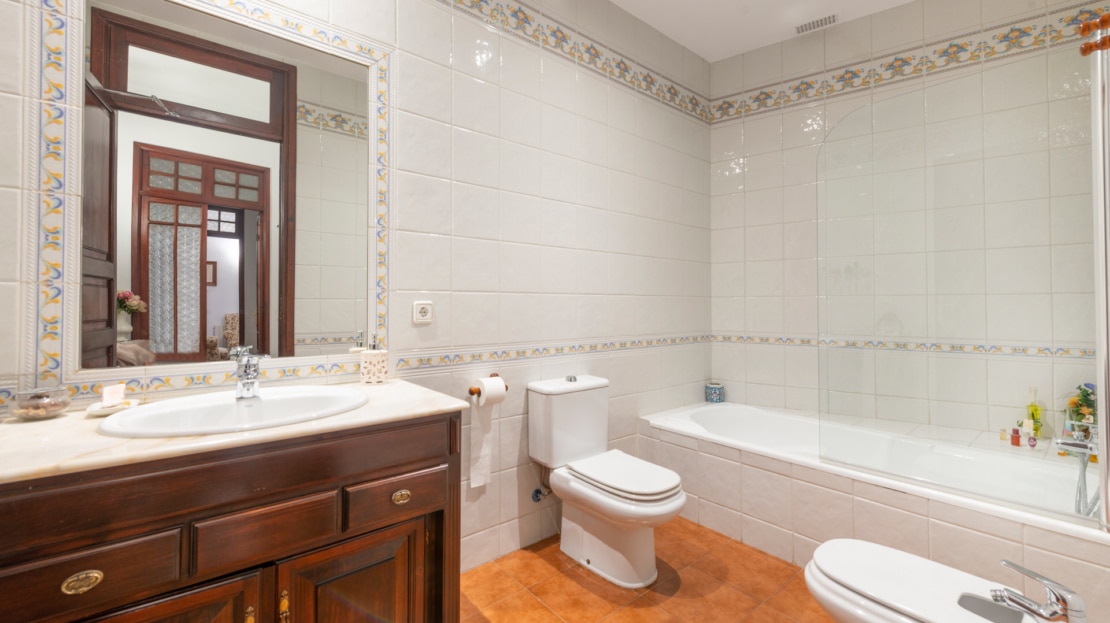 A-4042 INVESTITION! Beletage in Palma mit großem Wintergarten & viel Potenzial