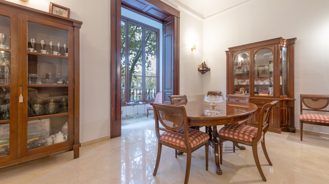 A-4042 INVESTITION! Beletage in Palma mit großem Wintergarten & viel Potenzial