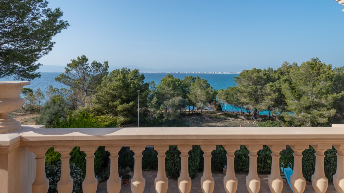 V-3443 Spektakuläre Villa in Son Veri Nou in 1. Meereslinie mit Blick auf die Bucht von Palma