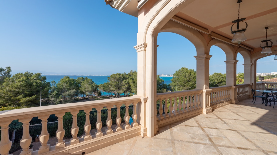 V-3443 Spektakuläre Villa in Son Veri Nou in 1. Meereslinie mit Blick auf die Bucht von Palma