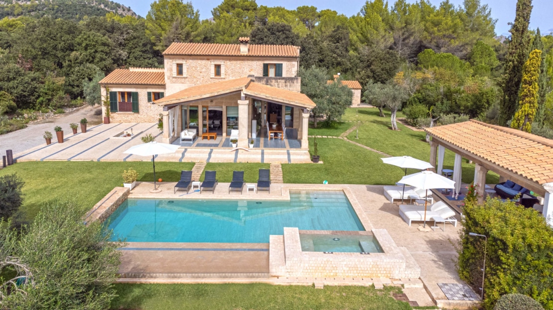 F-2804 Charmante Finca in der Nähe vom Golfplatz Pollensa mit Tourismuslizenz, großem Garten und Pool