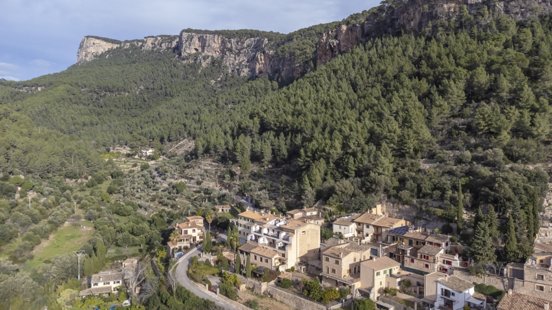 D-4819 Bunyola: Stadthaus mit Pool, Garten & Panoramablick – Ihr Tor zur Tramuntana