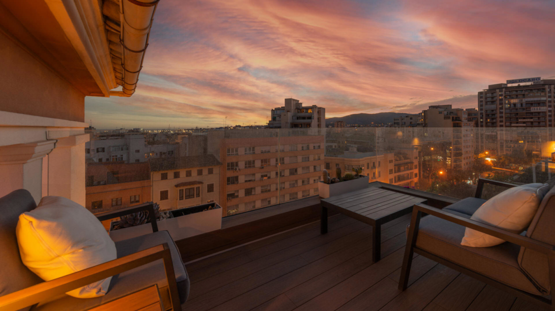 P-3864 Designer Duplex Penthouse in Palma mit gr. Terrasse, beeindruckendem Lichtdesign und Meerblick